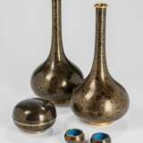 Paar Cloisonné-Vasen, eine Deckeldose und Salz- und Pfeffer-Töpfchen m. schwarzem Fond - photo 1