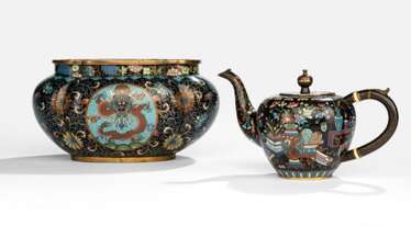 Cloisonné-Teekanne und Cachepot mit schwarzem Fond, Dekor von Antiquitäten bzw. Drachen