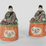 Zwei Deckeldosen mit Li Taibo aus polychrom dekoriertem Bisquit-Porzellan - Foto 1