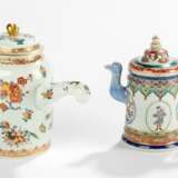 Zwei polychrom dekorierte Teekannen - photo 1