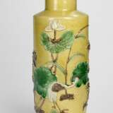 Vase mit Reliefdekor von Lotos und Reihern auf gelbem Fond aus Bisquit-Porzellan - Foto 1