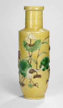 Vase mit Reliefdekor von Lotos und Reihern auf gelbem Fond aus Bisquit-Porzellan - фото 1