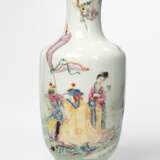 Vase mit 'Famille rose'-Dekor verschiedener mythologischer Gottheiten - фото 1