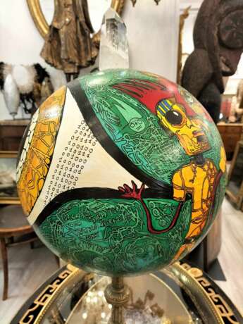 Painted Globe with a Rock Crystal and a Base in Gilt Bronze Bronce 21th century - photo 9