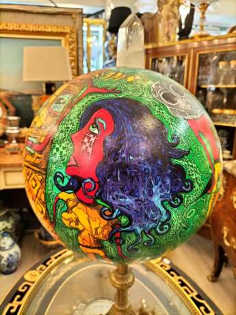 Painted Globe with a Rock Crystal and a Base in Gilt Bronze Bronce 21th century - photo 11