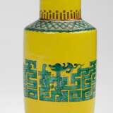 Kleine Rouleau-Vase mit abstrakt mäanderndem Dekor - photo 1