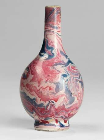 Kleine Vase aus Porzellan mit marmoriertem Dekor in rot, blau und weiss - photo 1