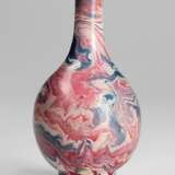 Kleine Vase aus Porzellan mit marmoriertem Dekor in rot, blau und weiss - Foto 1