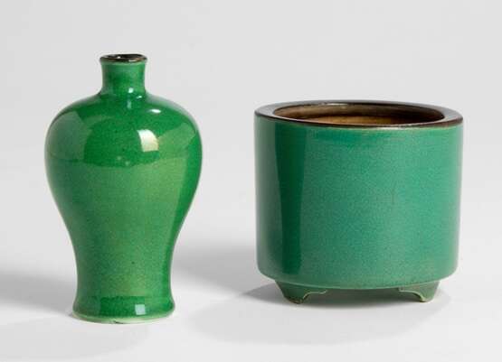 Monochrom grün glasierte Meiping und Pinselwascher aus Porzellan mit braunem Rand - photo 1