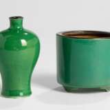 Monochrom grün glasierte Meiping und Pinselwascher aus Porzellan mit braunem Rand - фото 1