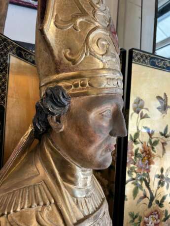 Late 17th Century Reliquary Bust of a Bishop in Gilded Wood Лакированное дерево 17th century г. - фото 3
