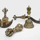 Ghanta, Vajra, Hackmesser und Ritualdolch aus versilberter Bronze - photo 1