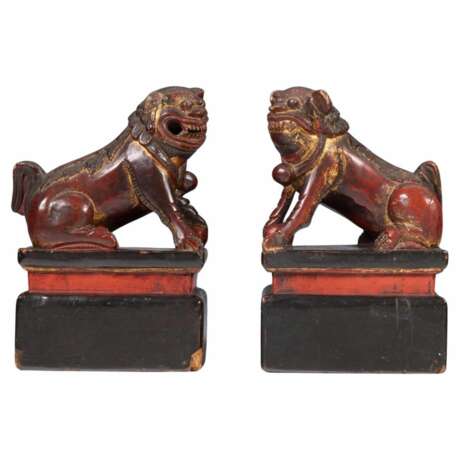 19th Century Pair of Chinese Guardian Lions in Red and Gold Lacquer Дерево 19th century г. - фото 1