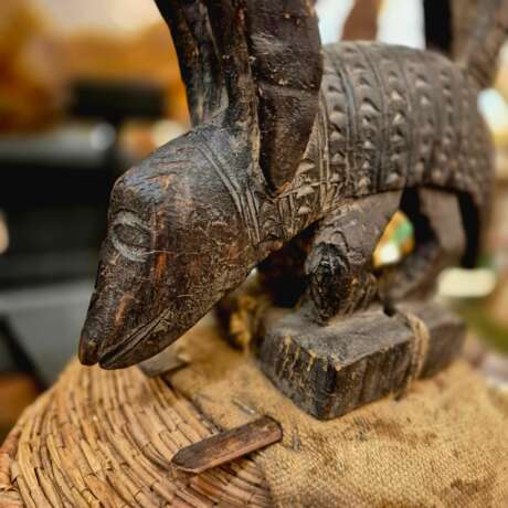 Ciwara Bambara headdress in carved wood and basketry Mali Early 20th century Лакированное дерево 20th century г. - фото 4