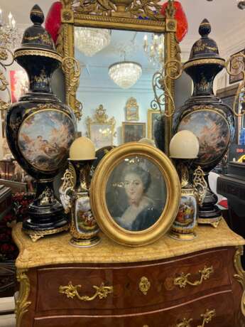 Portrait of a young woman in an gilt oval frame pastel drawing 18th century oil painting 18th century - photo 2