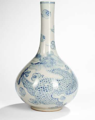 Vase mit Drachendekor in blassem Unterglasurblau - Foto 1