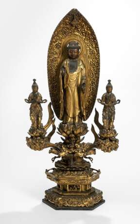 Triade mit Darstellung des Buddha Amida flankiert von zwei Bosatsu aus Holz m. Lackfassung - photo 1