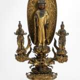 Triade mit Darstellung des Buddha Amida flankiert von zwei Bosatsu aus Holz m. Lackfassung - Foto 1