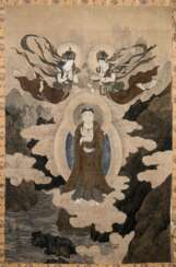 Großes Andachtsbild mit Darstellung des Guanyin pusa unter zwei Asparas