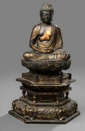 Skulptur des Buddha Amida aus Holz mit schwarzer und goldfarbener Lackfassung - фото 1