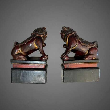 19th Century Pair of Chinese Guardian Lions in Red and Gold Lacquer Дерево 19th century г. - фото 8