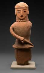 Haniwa-Figur aus roter Tonerde, vermutlich die Darstellung einer Schamanin