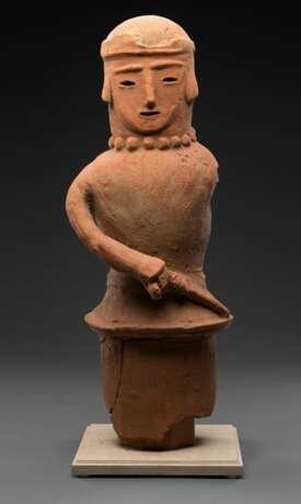 Haniwa-Figur aus roter Tonerde, vermutlich die Darstellung einer Schamanin - Foto 1
