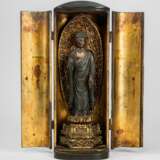Zushi aus Holz mit Lackfassung und Skulptur des Buddha Shakyamuni - photo 1