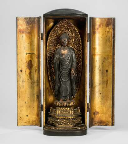 Zushi aus Holz mit Lackfassung und Skulptur des Buddha Shakyamuni - фото 1