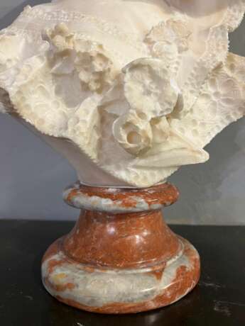 19th Century Bust of a Young Lady in White Marble by Flli Romanelli Marble 19th century - photo 3