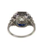 Platine. &Eacute;l&eacute;gante bague en platine avec diamants et saphirs. 