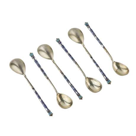 A set of teaspoons decorated with enamel in the original case. Moscow 1908-1917. Silver 84 Champlevé enamel Gilding Neo-Russian Early 20th century - photo 3
