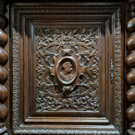 French Renaissance Revival Carved Oak Buffet &agrave; Deux Corps 19 Century Дерево 19th century г. - фото 14