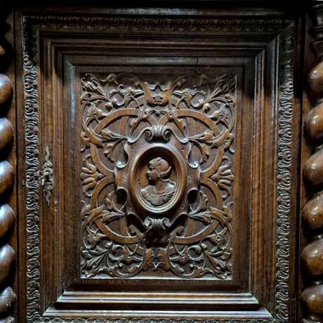 French Renaissance Revival Carved Oak Buffet &agrave; Deux Corps 19 Century Дерево 19th century г. - фото 16