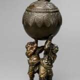 Koro aus Bronze auf Stand in Form von zwei grimmig schauenden Oni - Foto 1