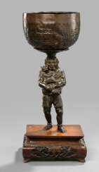 Klangschale auf Stand in Form eines stehenden Oni aus Bronze