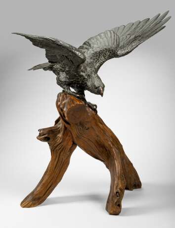 Bronze eines Adlers mit ausgebreiteten Schwingen auf einem Ast sitzend - Foto 1