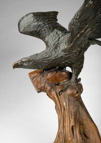 Bronze eines Adlers mit ausgebreiteten Schwingen auf einem Ast sitzend - photo 2