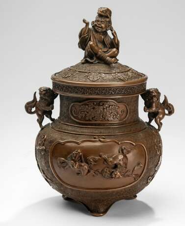 Feiner Koro aus Bronze mit Dekor von Shishi, Deckelknauf in Form des Gama Sennin mit Kröte - фото 1