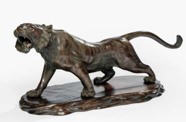 Bronze eines schreitenden, brüllenden Tigers