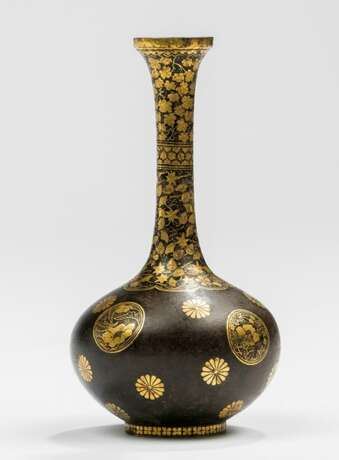 Kleine Komai-Enghalsvase aus patiniertem Eisen mit eingelegtem floralen Dekor - фото 1
