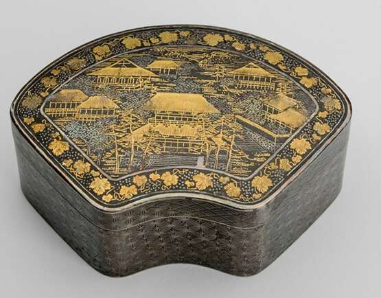 Fächerförmige Deckeldose aus patiniertem Eisen mit Ansicht einer Tempelanlage - photo 1