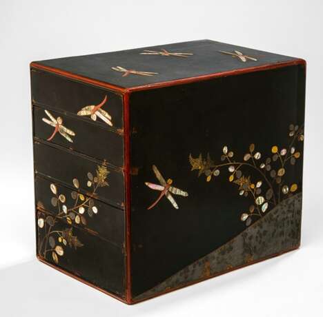 Lackkabinett mit fünf Schüben, Dekor von Libellen auf Schwarzlackfond - фото 1