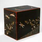 Lackkabinett mit fünf Schüben, Dekor von Libellen auf Schwarzlackfond - Foto 1