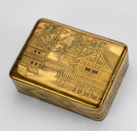 Deckeldose mit Tabletteinsatz aus Holz mit feinem Goldlackdekor einer Tempelanlage - Foto 1