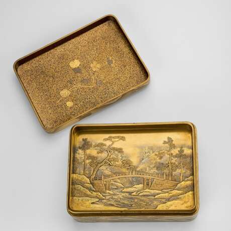 Deckeldose mit Tabletteinsatz aus Holz mit feinem Goldlackdekor einer Tempelanlage - Foto 2