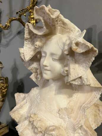 19th Century Bust of a Young Lady in White Marble by Flli Romanelli Marmor 19th century - Foto 2