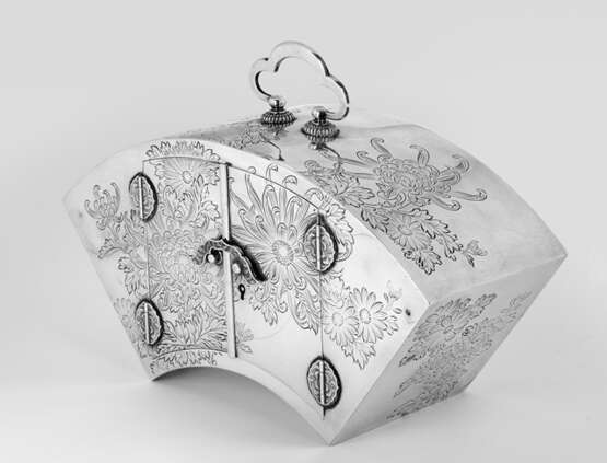 Fächerförmiges Kabinett aus Silber mit zwei Schubladen, mit Chrysanthemen dekoriert - Foto 1