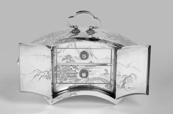Fächerförmiges Kabinett aus Silber mit zwei Schubladen, mit Chrysanthemen dekoriert - фото 2