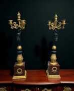 Catalogue des produits. Paire de cand&eacute;labres Empire en bronze dor&eacute; et patin&eacute;, d&eacute;but XIXe si&egrave;cle 